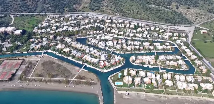 Η «Βενετία» της Ελλάδας: Το «χωριό» που δεν έχει δρόμους αλλά κανάλια -Βίλες, σκάφη, πισίνες [βίντεο] | iefimerida.gr 0