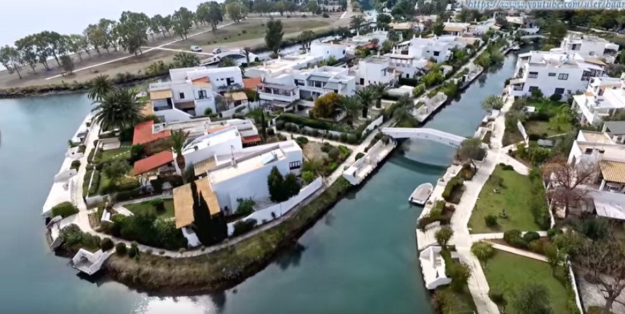 Η «Βενετία» της Ελλάδας: Το «χωριό» που δεν έχει δρόμους αλλά κανάλια -Βίλες, σκάφη, πισίνες [βίντεο] | iefimerida.gr 1