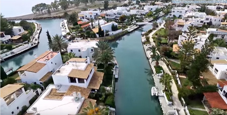Η «Βενετία» της Ελλάδας: Το «χωριό» που δεν έχει δρόμους αλλά κανάλια -Βίλες, σκάφη, πισίνες [βίντεο] | iefimerida.gr 2
