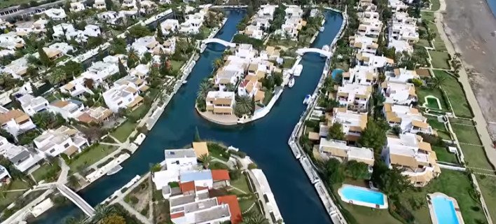 Η «Βενετία» της Ελλάδας: Το «χωριό» που δεν έχει δρόμους αλλά κανάλια -Βίλες, σκάφη, πισίνες [βίντεο] | iefimerida.gr 3