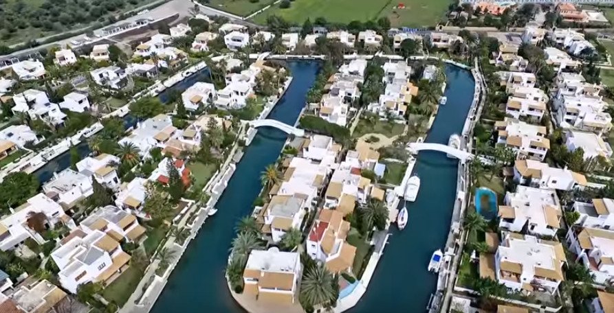 Η «Βενετία» της Ελλάδας: Το «χωριό» που δεν έχει δρόμους αλλά κανάλια -Βίλες, σκάφη, πισίνες [βίντεο] | iefimerida.gr 4