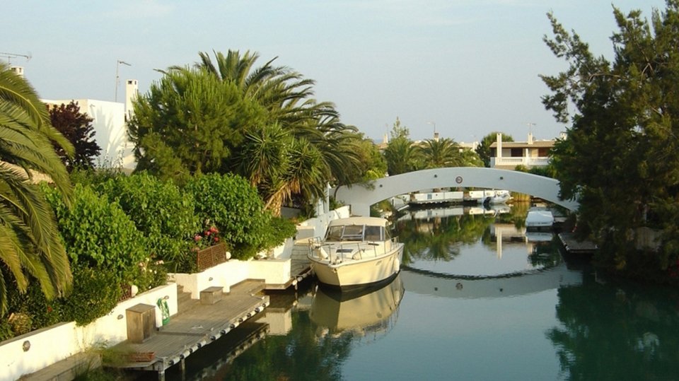 Η «Βενετία» της Ελλάδας: Το «χωριό» που δεν έχει δρόμους αλλά κανάλια -Βίλες, σκάφη, πισίνες [βίντεο] | iefimerida.gr 5