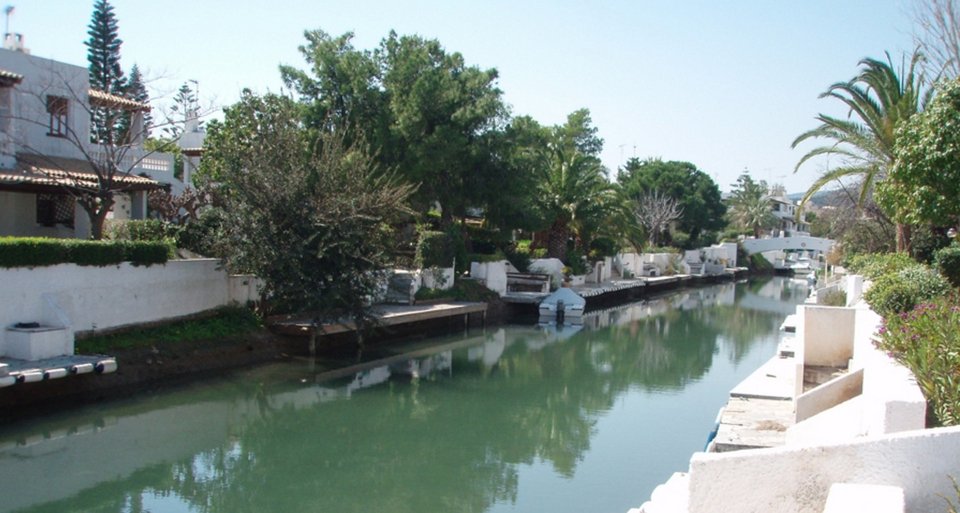 Η «Βενετία» της Ελλάδας: Το «χωριό» που δεν έχει δρόμους αλλά κανάλια -Βίλες, σκάφη, πισίνες [βίντεο] | iefimerida.gr 6