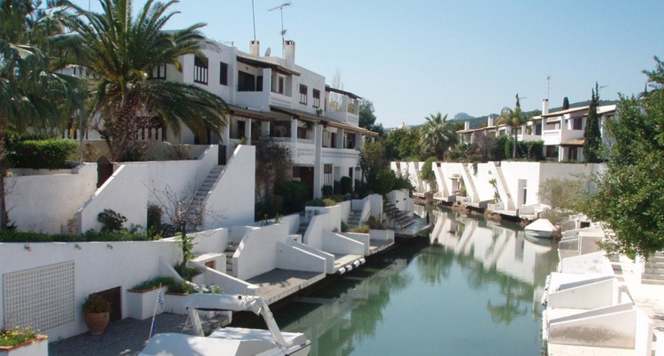 Η «Βενετία» της Ελλάδας: Το «χωριό» που δεν έχει δρόμους αλλά κανάλια -Βίλες, σκάφη, πισίνες [βίντεο] | iefimerida.gr 7