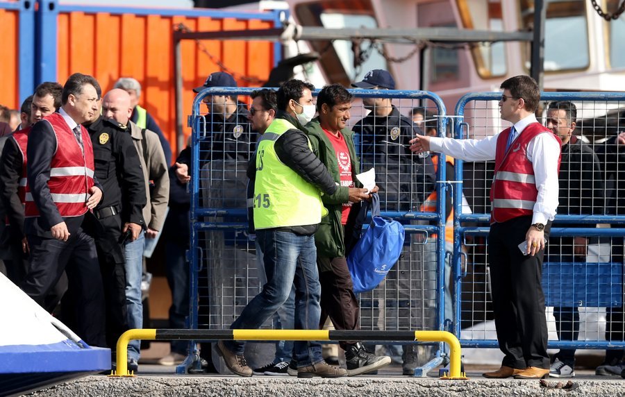 Ξεκίνησαν οι επαναπροωθήσεις μεταναστών από τα ελληνικά νησιά -Εφτασε το πρώτο πλοίο στην Τουρκία [εικόνες] | iefimerida.gr 0