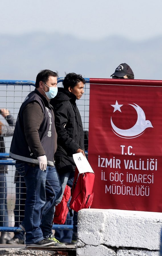 Ξεκίνησαν οι επαναπροωθήσεις μεταναστών από τα ελληνικά νησιά -Εφτασε το πρώτο πλοίο στην Τουρκία [εικόνες] | iefimerida.gr 2