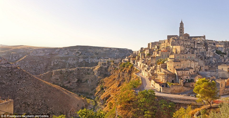 Ιταλία: Το χωριό που λαξεύτηκε μέσα σε βράχους -Με σπίτια σπήλαια όπως στους Φλίντστοουνς [εικόνες] | iefimerida.gr 9