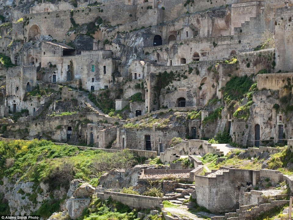 Ιταλία: Το χωριό που λαξεύτηκε μέσα σε βράχους -Με σπίτια σπήλαια όπως στους Φλίντστοουνς [εικόνες] | iefimerida.gr 3