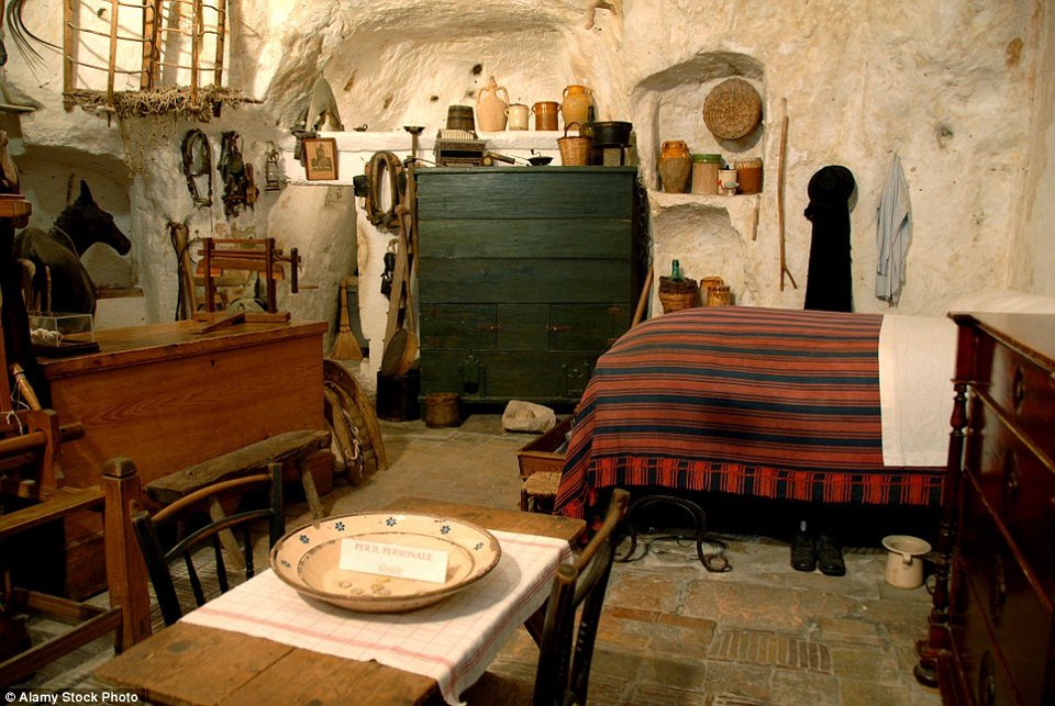 Ιταλία: Το χωριό που λαξεύτηκε μέσα σε βράχους -Με σπίτια σπήλαια όπως στους Φλίντστοουνς [εικόνες] | iefimerida.gr 4