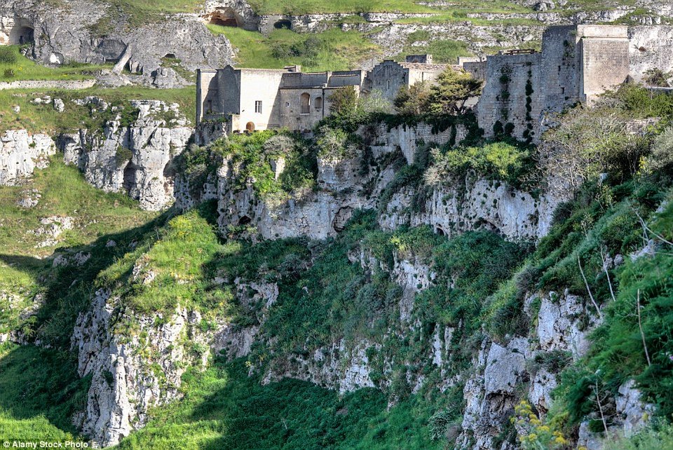 Ιταλία: Το χωριό που λαξεύτηκε μέσα σε βράχους -Με σπίτια σπήλαια όπως στους Φλίντστοουνς [εικόνες] | iefimerida.gr 5