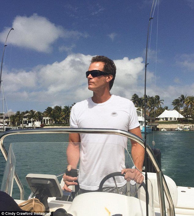 Η Σίντι Κρόφορντ στη Γαλάζια Λίμνη [εικόνες]  | iefimerida.gr 3