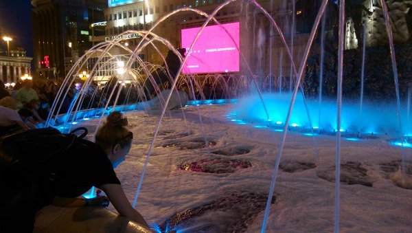 «Πολύχρωμη επανάσταση» στα Σκόπια για τη διαφθορά: Πετούν μπογιές στα κιτς αγάλματα [εικόνες] | iefimerida.gr 1