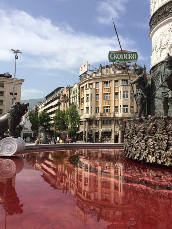 «Πολύχρωμη επανάσταση» στα Σκόπια για τη διαφθορά: Πετούν μπογιές στα κιτς αγάλματα [εικόνες] | iefimerida.gr 2