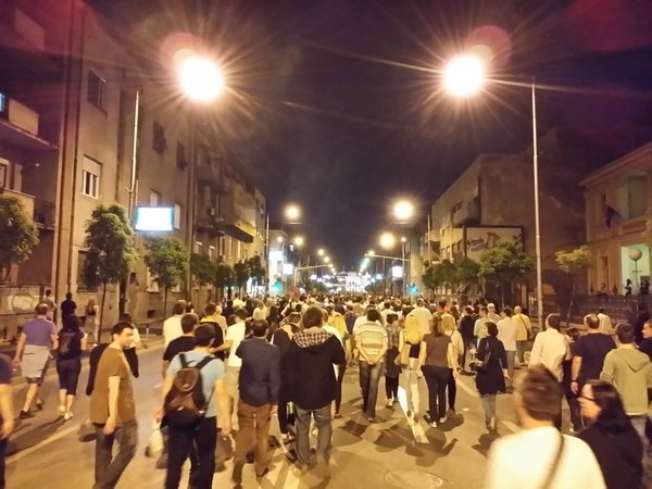 «Πολύχρωμη επανάσταση» στα Σκόπια για τη διαφθορά: Πετούν μπογιές στα κιτς αγάλματα [εικόνες] | iefimerida.gr 3