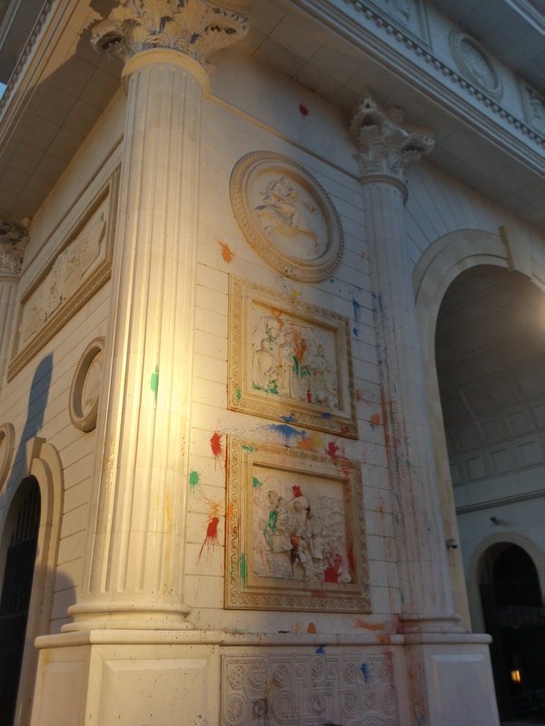 «Πολύχρωμη επανάσταση» στα Σκόπια για τη διαφθορά: Πετούν μπογιές στα κιτς αγάλματα [εικόνες] | iefimerida.gr 0