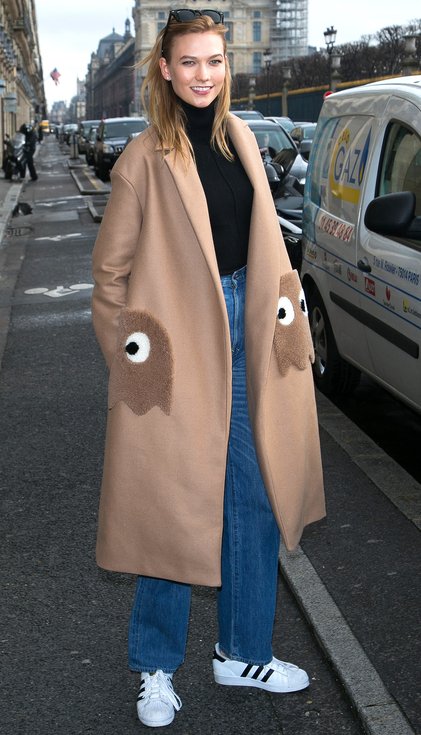 Οι διάσημες δίνουν ιδέες -Πώς να φορέσεις τα λευκά sneakers σου [εικόνες] | iefimerida.gr 12