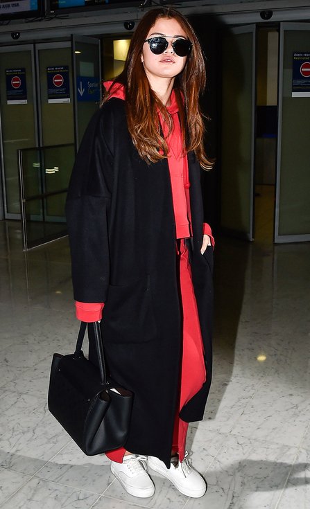 Οι διάσημες δίνουν ιδέες -Πώς να φορέσεις τα λευκά sneakers σου [εικόνες] | iefimerida.gr 1