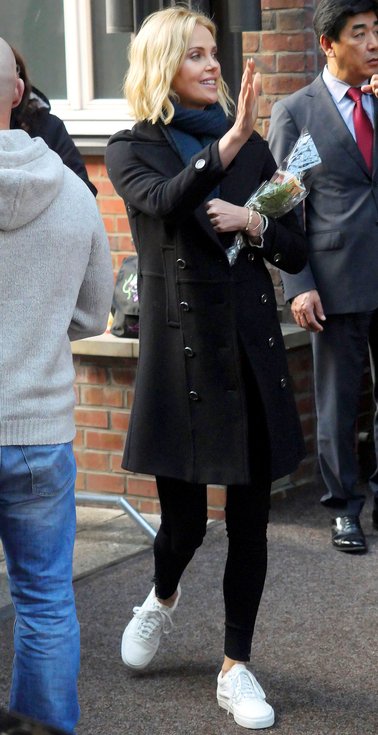 Οι διάσημες δίνουν ιδέες -Πώς να φορέσεις τα λευκά sneakers σου [εικόνες] | iefimerida.gr 5