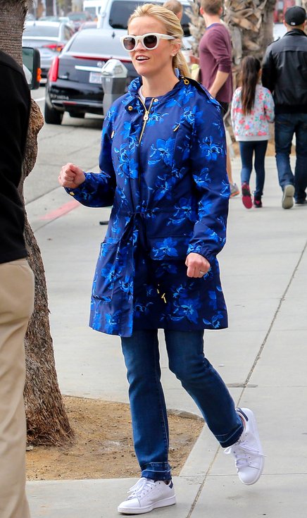 Οι διάσημες δίνουν ιδέες -Πώς να φορέσεις τα λευκά sneakers σου [εικόνες] | iefimerida.gr 6