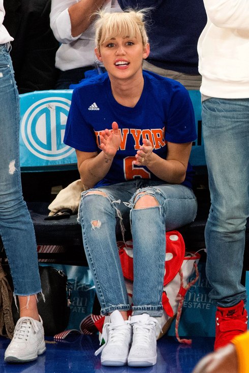 Οι διάσημες δίνουν ιδέες -Πώς να φορέσεις τα λευκά sneakers σου [εικόνες] | iefimerida.gr 7