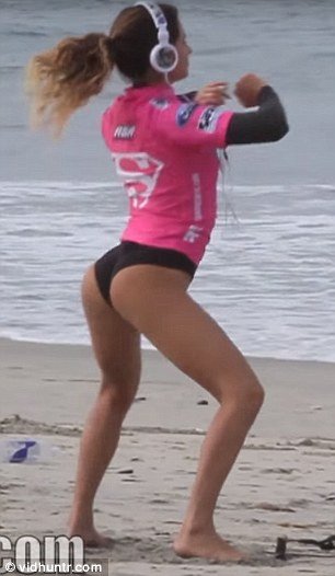 Η πιο σέξι σέρφερ του κόσμου -Εγινε γνωστή γιατί χόρευε twerking πριν από κάθε αγώνα [εικόνες] | iefimerida.gr 3