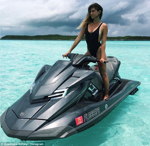 Η πιο σέξι σέρφερ του κόσμου -Εγινε γνωστή γιατί χόρευε twerking πριν από κάθε αγώνα [εικόνες] | iefimerida.gr 8