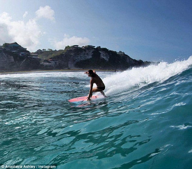 Η πιο σέξι σέρφερ του κόσμου -Εγινε γνωστή γιατί χόρευε twerking πριν από κάθε αγώνα [εικόνες] | iefimerida.gr 2
