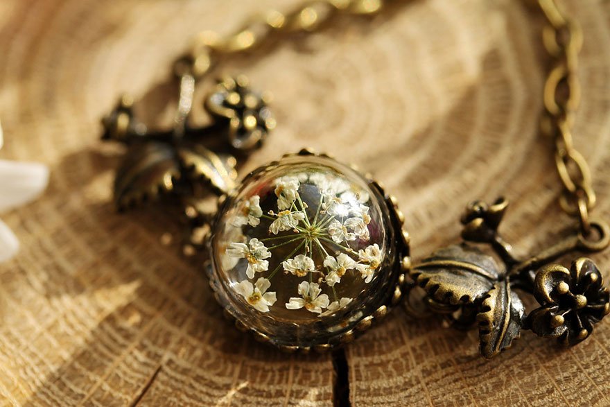 Η σχεδιάστρια που κλείνει τις αναμνήσεις σε γυαλί φτιάχνοντας κοσμήματα [εικόνες] | iefimerida.gr 9