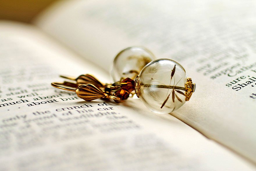 Η σχεδιάστρια που κλείνει τις αναμνήσεις σε γυαλί φτιάχνοντας κοσμήματα [εικόνες] | iefimerida.gr 10