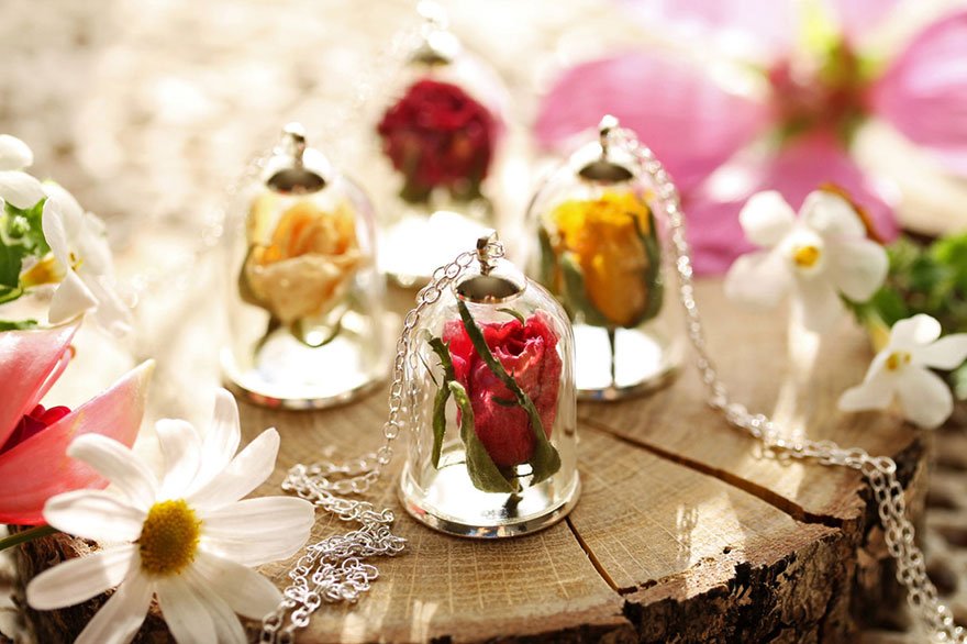 Η σχεδιάστρια που κλείνει τις αναμνήσεις σε γυαλί φτιάχνοντας κοσμήματα [εικόνες] | iefimerida.gr 3