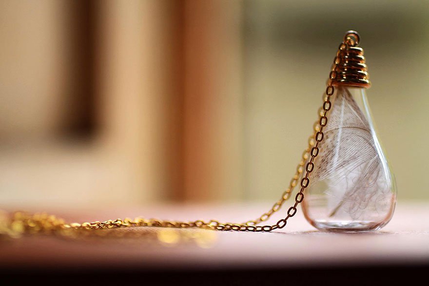 Η σχεδιάστρια που κλείνει τις αναμνήσεις σε γυαλί φτιάχνοντας κοσμήματα [εικόνες] | iefimerida.gr 8