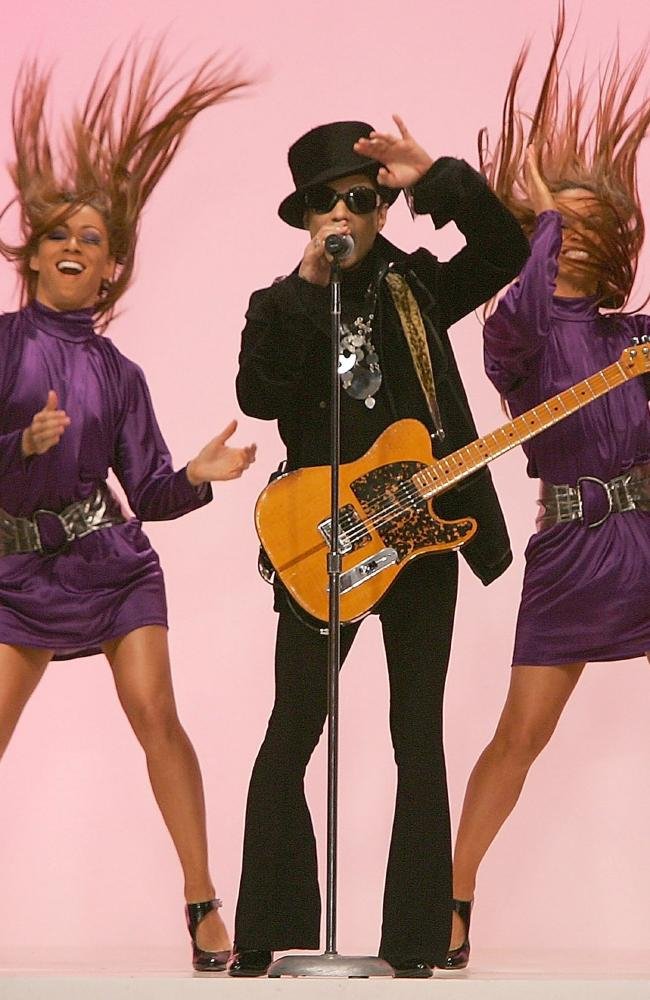 Prince: Ψηλοτάκουνα και 1,57 ύψος -Ενας γίγαντας της μουσικής [εικόνες] | iefimerida.gr 1