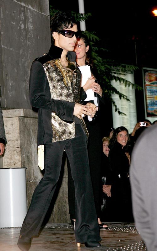 Prince: Ψηλοτάκουνα και 1,57 ύψος -Ενας γίγαντας της μουσικής [εικόνες] | iefimerida.gr 8