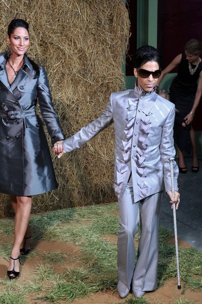 Prince: Ψηλοτάκουνα και 1,57 ύψος -Ενας γίγαντας της μουσικής [εικόνες] | iefimerida.gr 7