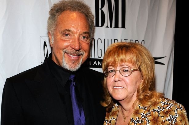 Πέθανε η επί 59 χρόνια σύζυγος του διάσημου τραγουδιστή Τομ Τζόουνς [εικόνες] | iefimerida.gr 2