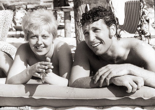 Πέθανε η επί 59 χρόνια σύζυγος του διάσημου τραγουδιστή Τομ Τζόουνς [εικόνες] | iefimerida.gr 5