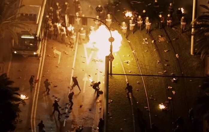 Ο Ματ Ντέιμον διαδηλώνει έξω από το ελληνικό κοινοβούλιο!  [εικόνες & βίντεο] | iefimerida.gr 0