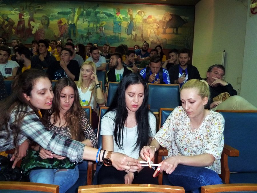 Τρίκαλα: Φοιτητές «ντουμάνιασαν» το δημοτικό συμβούλιο -Επειδή δεν εφαρμόζεται ο αντικαπνιστικός νόμος [εικόνες] | iefimerida.gr 0