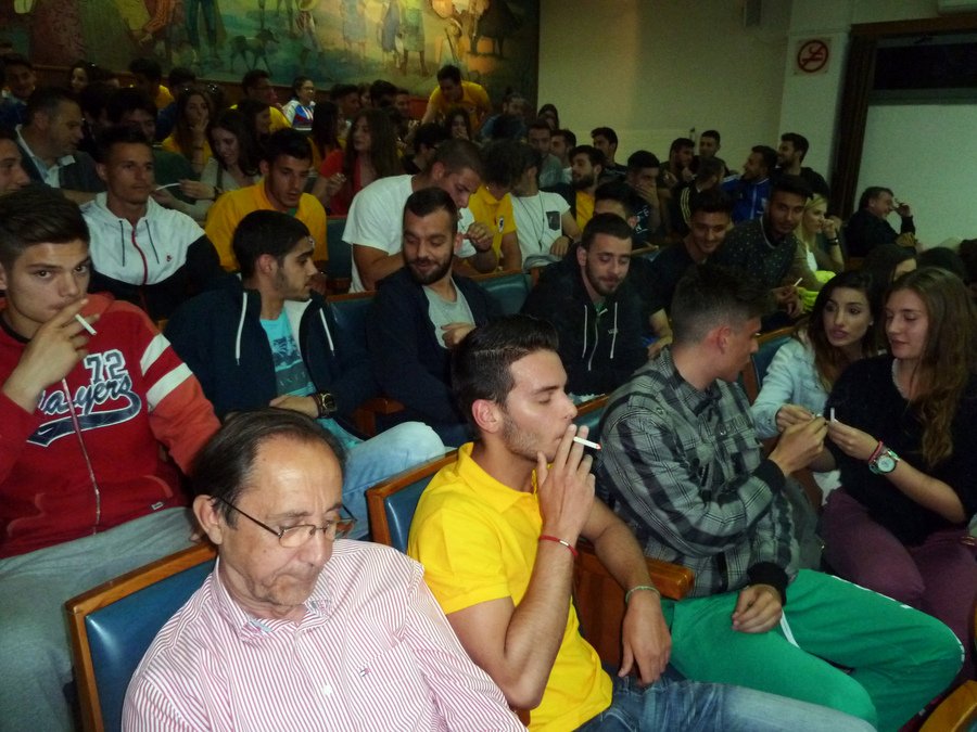 Τρίκαλα: Φοιτητές «ντουμάνιασαν» το δημοτικό συμβούλιο -Επειδή δεν εφαρμόζεται ο αντικαπνιστικός νόμος [εικόνες] | iefimerida.gr 1