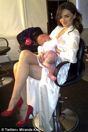 Οι διάσημες κάνουν το θηλασμό μόδα -Ποζάρουν θηλάζοντας [εικόνες] | iefimerida.gr 3