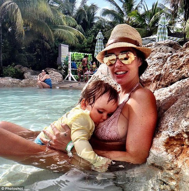 Οι διάσημες κάνουν το θηλασμό μόδα -Ποζάρουν θηλάζοντας [εικόνες] | iefimerida.gr 5