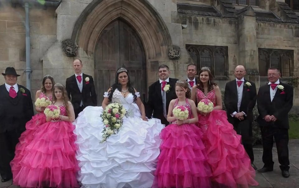 Ο πιο κιτς γάμος της χρονιάς- Νύφη φόρεσε νυφικό-τέρας που ζύγιζε 60 κιλά [βίντεο] | iefimerida.gr 2