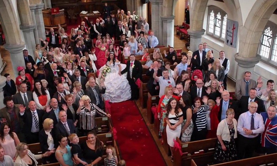 Ο πιο κιτς γάμος της χρονιάς- Νύφη φόρεσε νυφικό-τέρας που ζύγιζε 60 κιλά [βίντεο] | iefimerida.gr 4