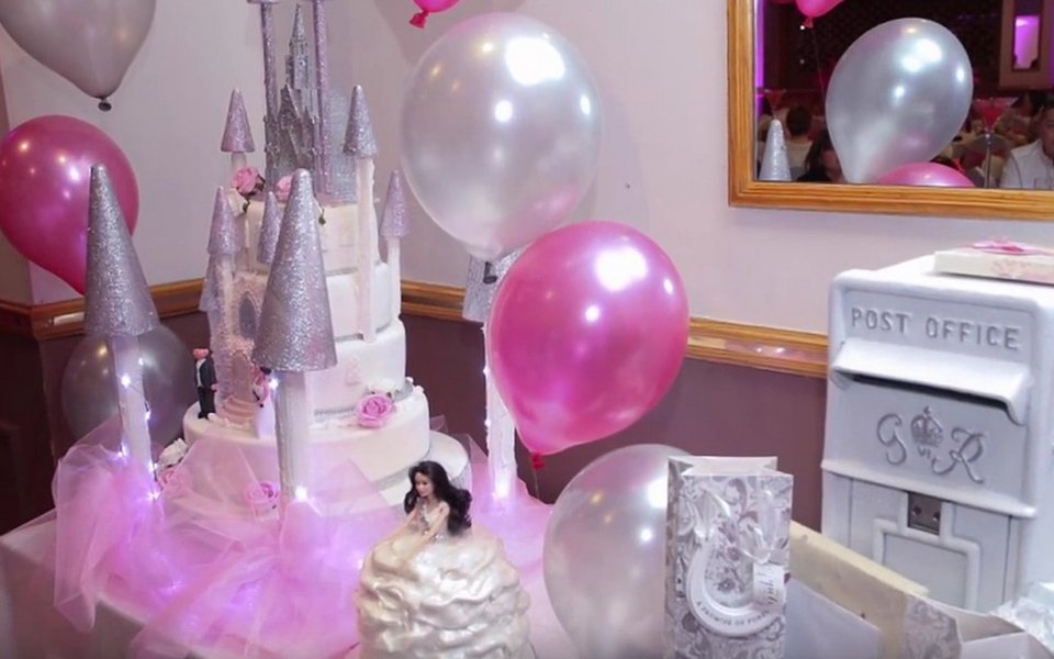 Ο πιο κιτς γάμος της χρονιάς- Νύφη φόρεσε νυφικό-τέρας που ζύγιζε 60 κιλά [βίντεο] | iefimerida.gr 5