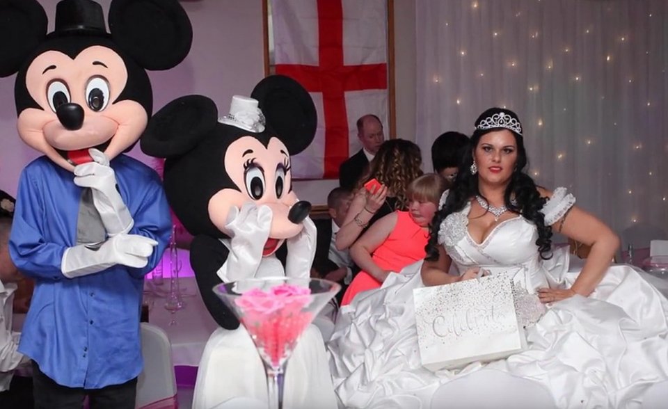 Ο πιο κιτς γάμος της χρονιάς- Νύφη φόρεσε νυφικό-τέρας που ζύγιζε 60 κιλά [βίντεο] | iefimerida.gr 6