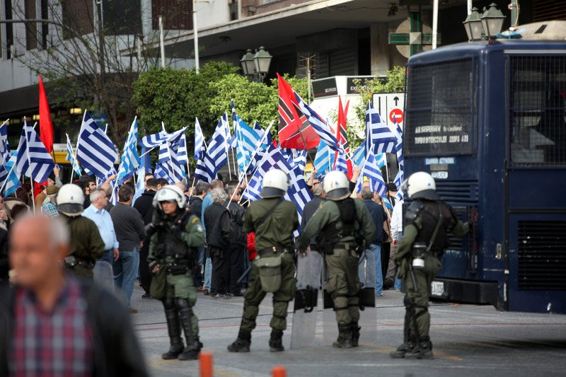 «Πόλεμος» χρυσαυγιτών και αντιεξουσιαστών στον Πειραιά - Φονική επίθεση με σιδηρολοστό - Ξύλο και δακρυγόνα  [βίντεο] | iefimerida.gr 4