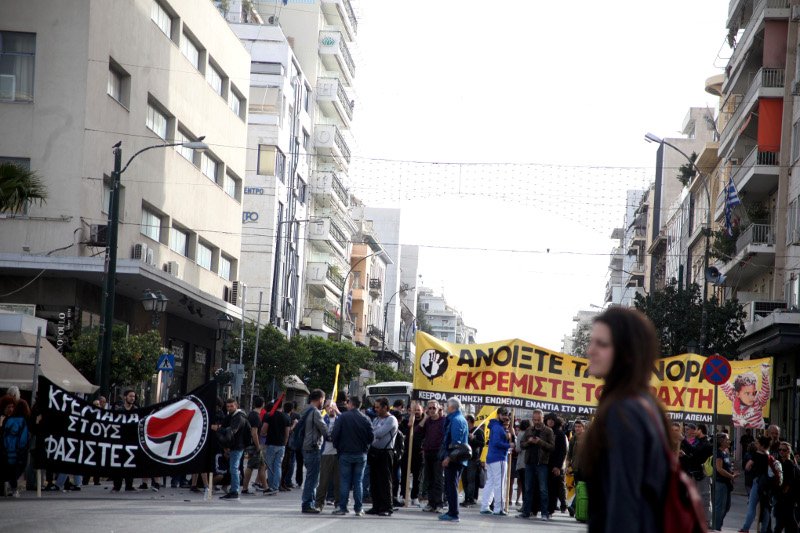«Πόλεμος» χρυσαυγιτών και αντιεξουσιαστών στον Πειραιά - Φονική επίθεση με σιδηρολοστό - Ξύλο και δακρυγόνα  [βίντεο] | iefimerida.gr 6