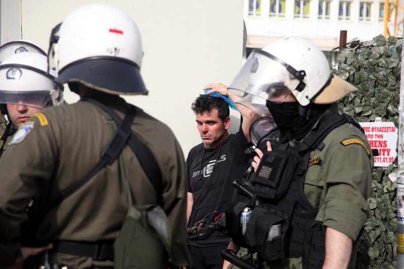 «Πόλεμος» χρυσαυγιτών και αντιεξουσιαστών στον Πειραιά - Φονική επίθεση με σιδηρολοστό - Ξύλο και δακρυγόνα  [βίντεο] | iefimerida.gr 2