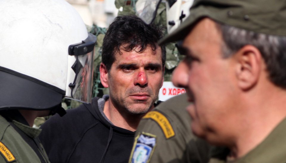 «Πόλεμος» χρυσαυγιτών και αντιεξουσιαστών στον Πειραιά - Φονική επίθεση με σιδηρολοστό - Ξύλο και δακρυγόνα  [βίντεο] | iefimerida.gr 1