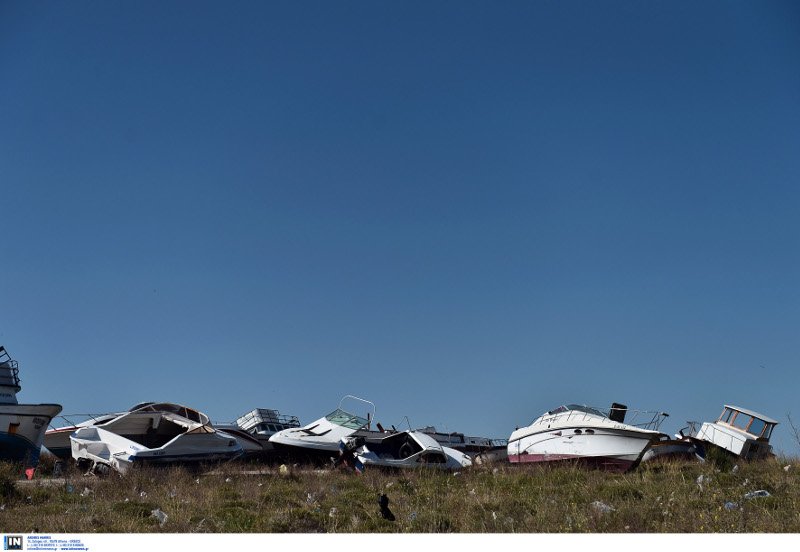 Ασύλληπτες εικόνες από τη Λέσβο: Χωματερή σκαφών, βουνά με πορτοκαλί σωσίβια [εικόνες] | iefimerida.gr 9